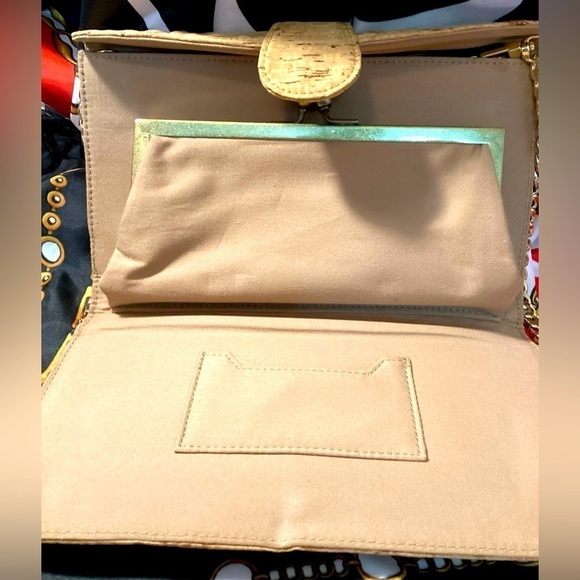 JCREW CORK CLUTCH WITH INSIDE KISS LOCK COIN COMPARTMENT - Picture 7 of 9